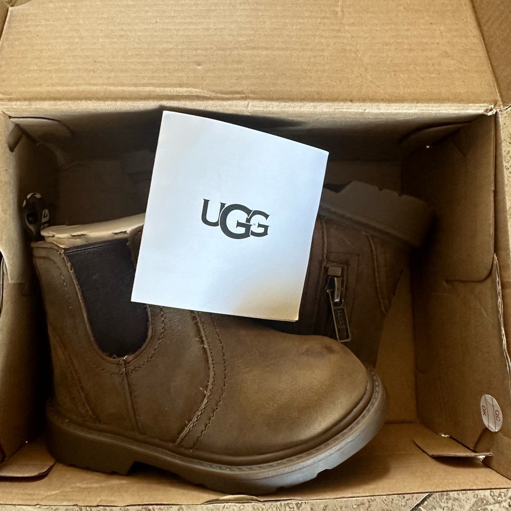 COPY - Ugg Bolden weather toddler size 6 Boots. New, never worn